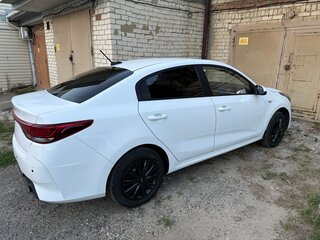 2021 Kia Rio IV Рестайлинг, белый, 1289000 рублей, вид 4