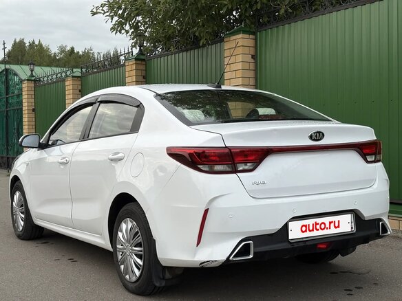 2021 Kia Rio IV Рестайлинг, белый - вид 3