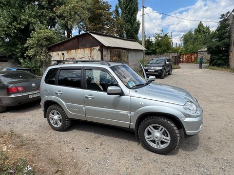 2016 Chevrolet Niva I Рестайлинг, серебристый, 800000 рублей, вид 3
