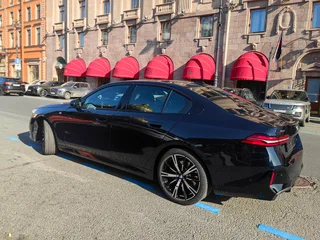 2025 BMW 5 серии 530i xDrive VIII (G60/G61/G68), чёрный, 7200000 рублей, вид 4