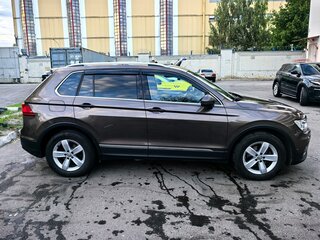 2017 Volkswagen Tiguan II, коричневый, 2350000 рублей, вид 4