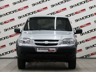 2013 Chevrolet Niva I Рестайлинг, серебристый, 420170 рублей, вид 1