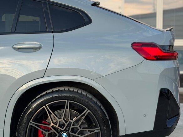 2021 BMW X4 M Competition I (F98) Рестайлинг, серый - вид 2