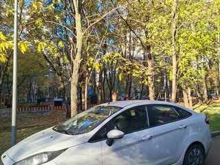 2016 Ford Fiesta Mk6 Рестайлинг, белый, 670000 рублей, вид 4