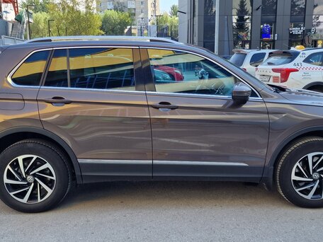 2018 Volkswagen Tiguan II, коричневый, 2999999 рублей, вид 5