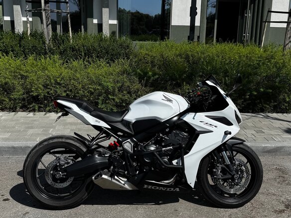 2023 Honda CBR 650R, белый, 1050000 рублей - вид 1