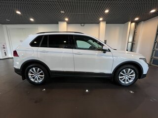 2020 Volkswagen Tiguan II Рестайлинг, белый, 3140000 рублей, вид 2