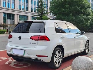 2020 Volkswagen e-Golf VII Рестайлинг, белый, 1335000 рублей, вид 5