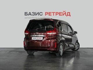 2017 Honda Freed+ II, красный, 1399000 рублей, вид 5