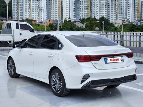 2023 Kia K3 II Рестайлинг, белый, 1900000 рублей, вид 4