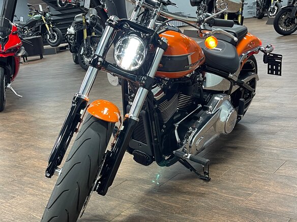 2023 Harley-Davidson Breakout, оранжевый, 2190000 рублей - вид 3
