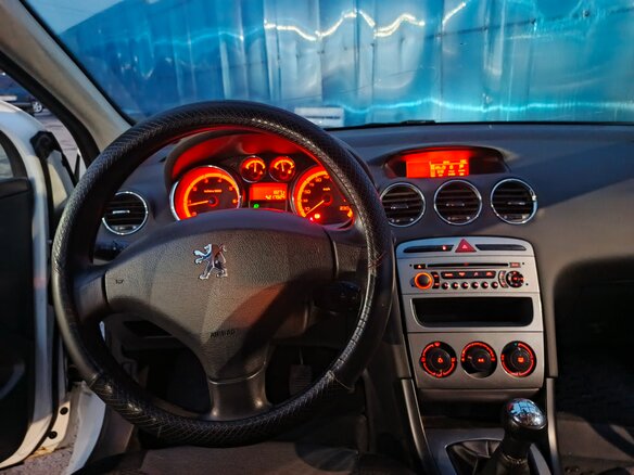 2010 Peugeot 308 I, белый - вид 13