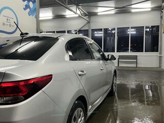 2019 Kia Rio IV, серебристый, 1300000 рублей, вид 3