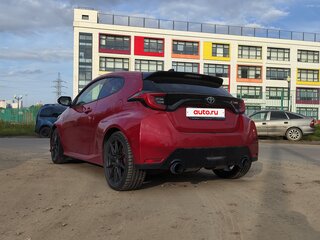 2022 Toyota Yaris IV, красный, 4500000 рублей, вид 2