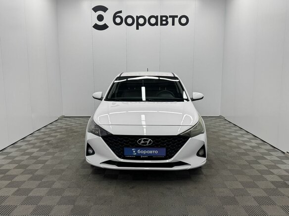 2021 Hyundai Solaris II Рестайлинг, белый, 1008067 рублей - вид 1