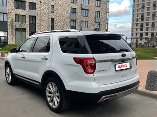 2017 Ford Explorer V Рестайлинг, белый, 2250000 рублей, вид 5