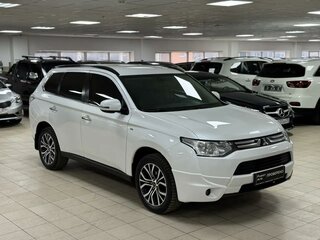 2013 Mitsubishi Outlander III, белый, 1249000 рублей, вид 3