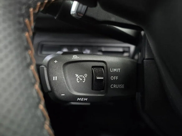2021 Peugeot 5008 II Рестайлинг, серый, 2420000 рублей - вид 16