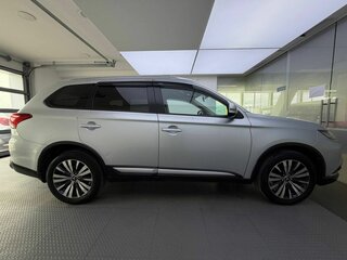 2018 Mitsubishi Outlander III Рестайлинг 3, серебристый, 2470000 рублей, вид 4