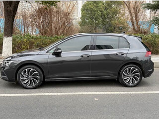 2023 Volkswagen Golf VIII, чёрный, 1517000 рублей, вид 3