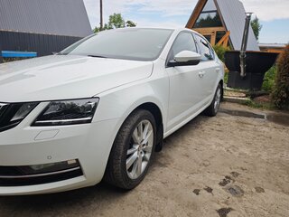 2017 Skoda Octavia III (A7) Рестайлинг, белый, 1570000 рублей, вид 3