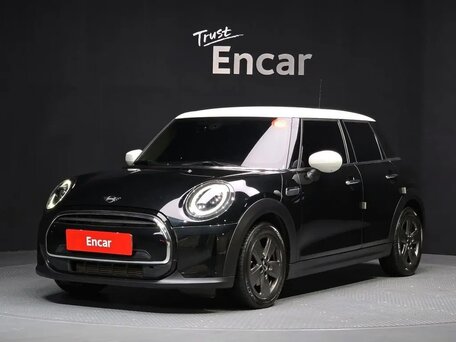 2022 Mini Hatch Cooper III (F55/F56) Рестайлинг 2, чёрный, 1825000 рублей, вид 1