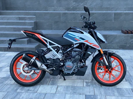 2023 KTM 125 Duke, белый, 650000 рублей, вид 2
