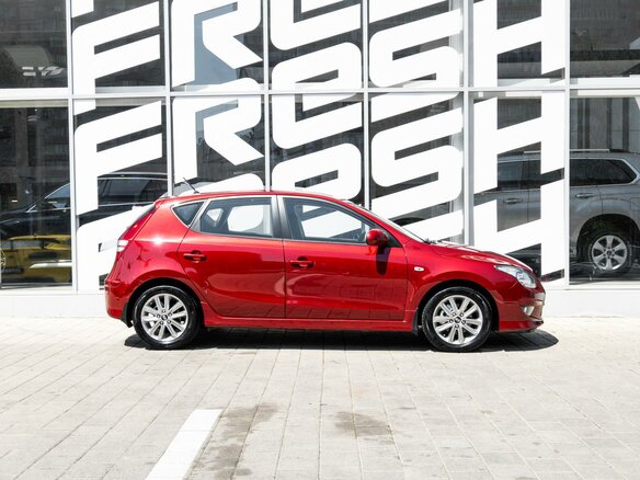 2011 Hyundai i30 I Рестайлинг, красный - вид 4