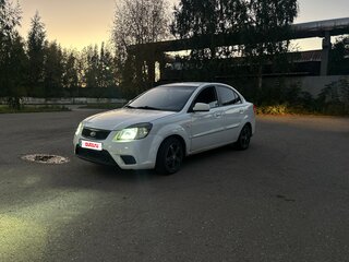2010 Kia Rio II Рестайлинг, белый, 320000 рублей, вид 3