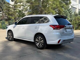 2022 Mitsubishi Outlander III Рестайлинг 3, белый, 2200000 рублей, вид 4