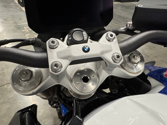 2025 BMW F 900 R, синий, 1370000 рублей - вид 12
