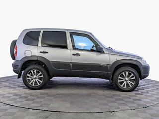 2017 Chevrolet Niva I Рестайлинг, серебристый, 745000 рублей, вид 4