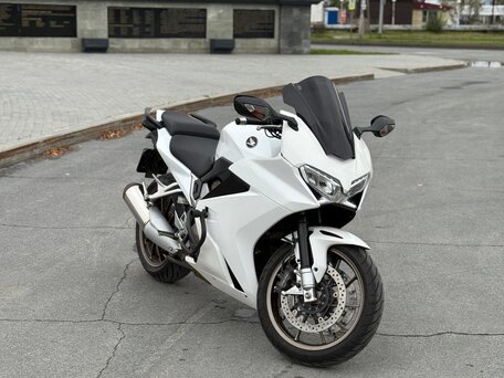2016 Honda VFR 800, белый, 820000 рублей, вид 1