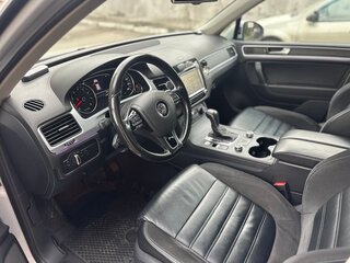 2014 Volkswagen Touareg II, серебристый, 2300000 рублей, вид 4