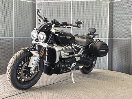 2022 Triumph Rocket III, чёрный, 1999000 рублей, вид 4