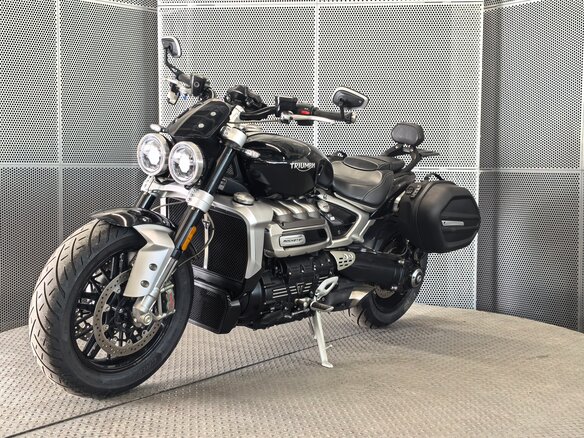 2022 Triumph Rocket III, чёрный, 1999000 рублей - вид 3
