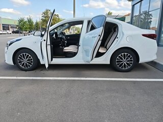 2020 Kia Rio IV Рестайлинг, белый, 1550000 рублей, вид 4