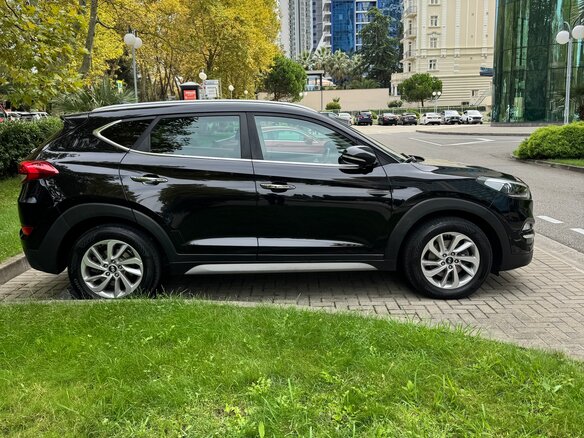 2017 Hyundai Tucson III, чёрный, 2320000 рублей - вид 3