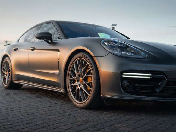 2020 Porsche Panamera Turbo S Executive II Рестайлинг, серый, 13000000 рублей - вид 2
