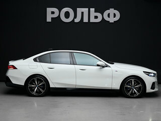 2025 BMW 5 серии 530i xDrive VIII (G60/G61/G68), белый, 8600000 рублей, вид 5