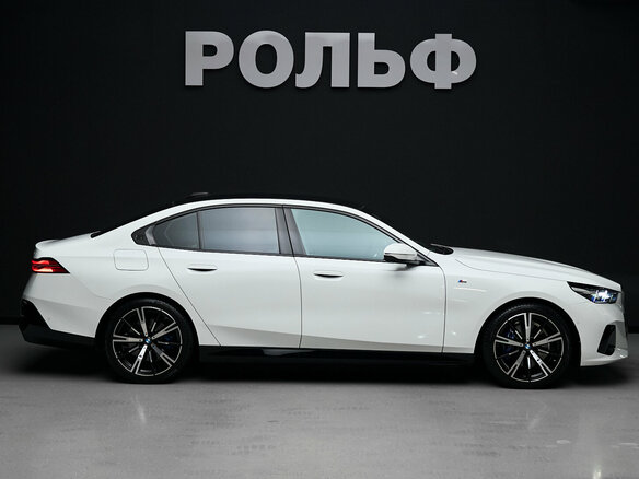 2025 BMW 5 серии 530i xDrive VIII (G60/G61/G68), белый, 8600000 рублей - вид 4