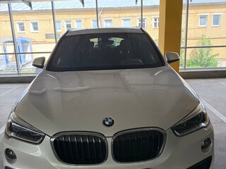 2018 BMW X1 20i xDrive II (F48), белый, 2990000 рублей, вид 2