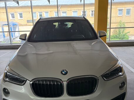 2018 BMW X1 20i xDrive II (F48), белый, 2950000 рублей, вид 2