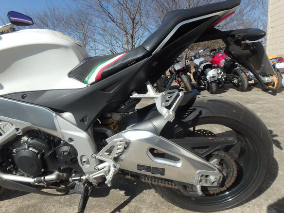 2015 Aprilia Tuono V4, белый, 1000000 рублей - вид 11