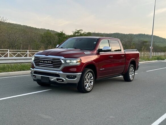 2023 Ram 1500 Crew Cab V, пурпурный, 8321000 рублей - вид 2
