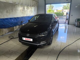 2017 Volkswagen Polo V Рестайлинг, чёрный, 900000 рублей, вид 2