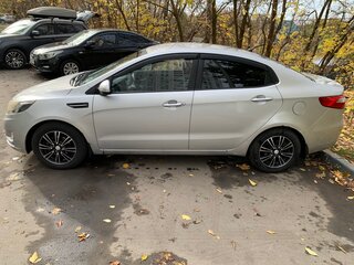 2013 Kia Rio 4-speed III, серебристый, 780000 рублей, вид 2