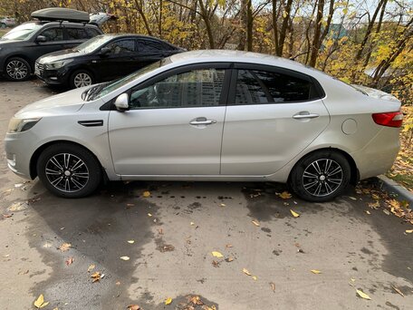 2013 Kia Rio 4-speed III, серебристый, 780000 рублей, вид 2