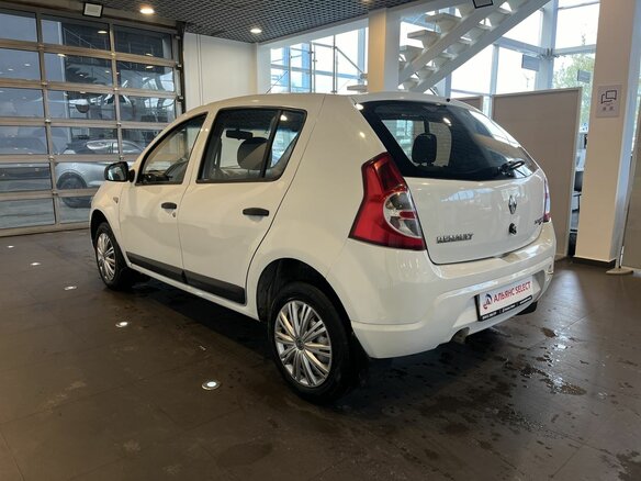 2013 Renault Sandero I, белый, 434000 рублей - вид 4