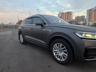 2019 Volkswagen Touareg III, серый, 5750000 рублей, вид 4
